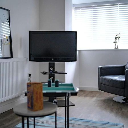The Red House Modern Stylish Home From Home Walking Distance To Cardiff Bay And City Centre With Parking Bagian luar foto