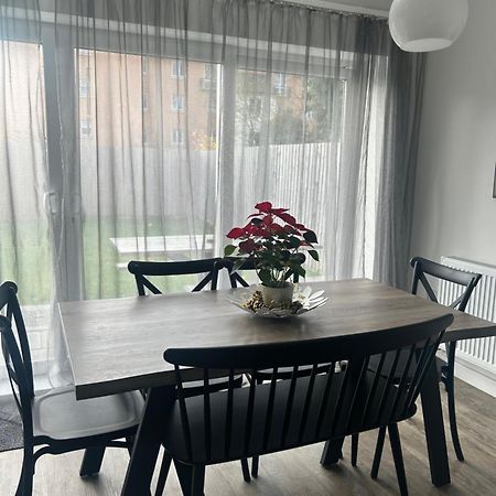 The Red House Modern Stylish Home From Home Walking Distance To Cardiff Bay And City Centre With Parking Bagian luar foto