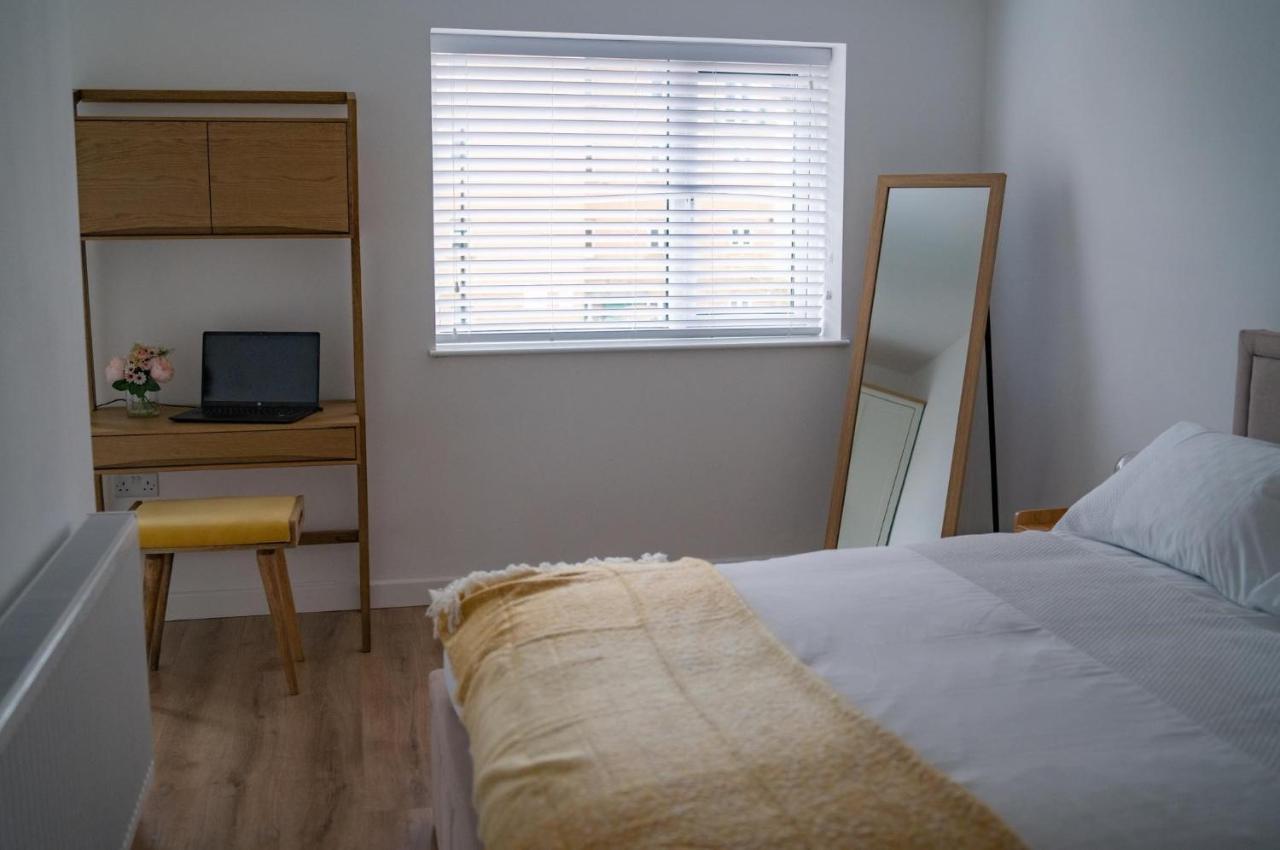 The Red House Modern Stylish Home From Home Walking Distance To Cardiff Bay And City Centre With Parking Bagian luar foto