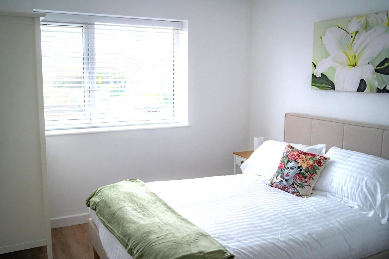 The Red House Modern Stylish Home From Home Walking Distance To Cardiff Bay And City Centre With Parking Bagian luar foto