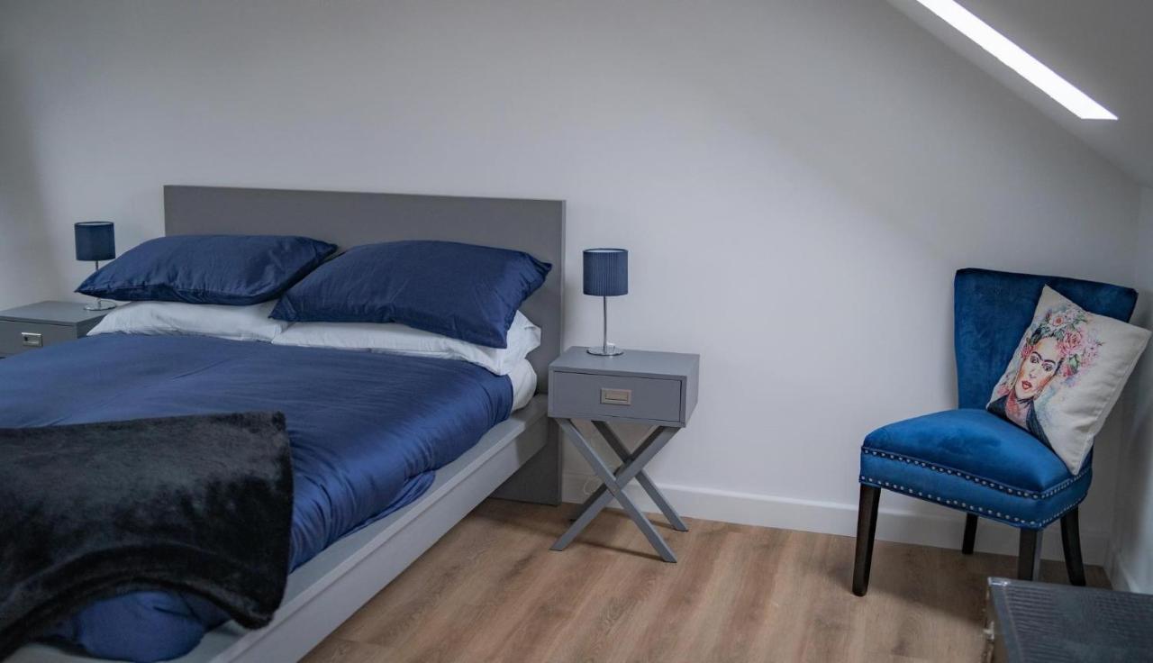 The Red House Modern Stylish Home From Home Walking Distance To Cardiff Bay And City Centre With Parking Bagian luar foto