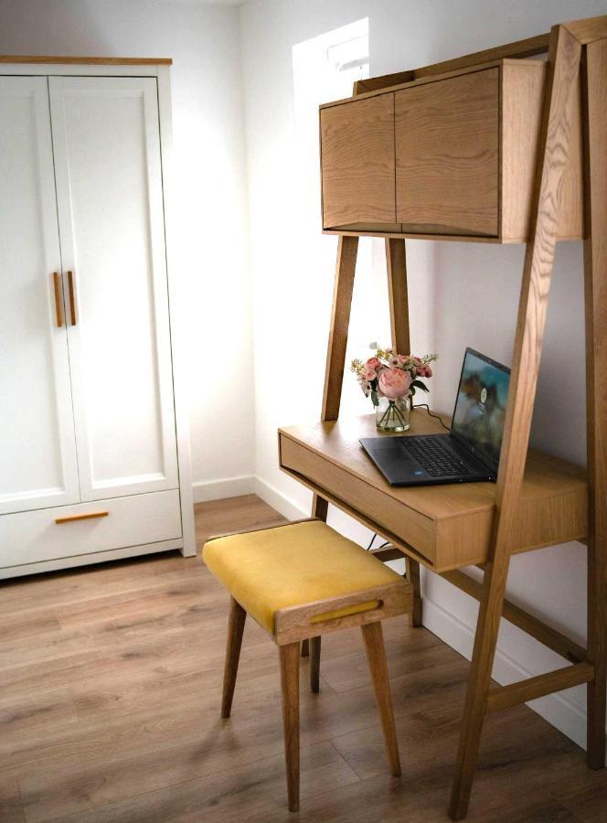 The Red House Modern Stylish Home From Home Walking Distance To Cardiff Bay And City Centre With Parking Bagian luar foto