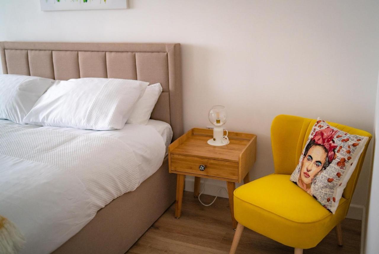 The Red House Modern Stylish Home From Home Walking Distance To Cardiff Bay And City Centre With Parking Bagian luar foto