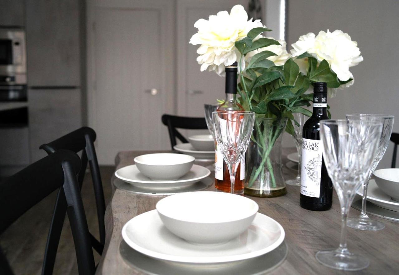 The Red House Modern Stylish Home From Home Walking Distance To Cardiff Bay And City Centre With Parking Bagian luar foto