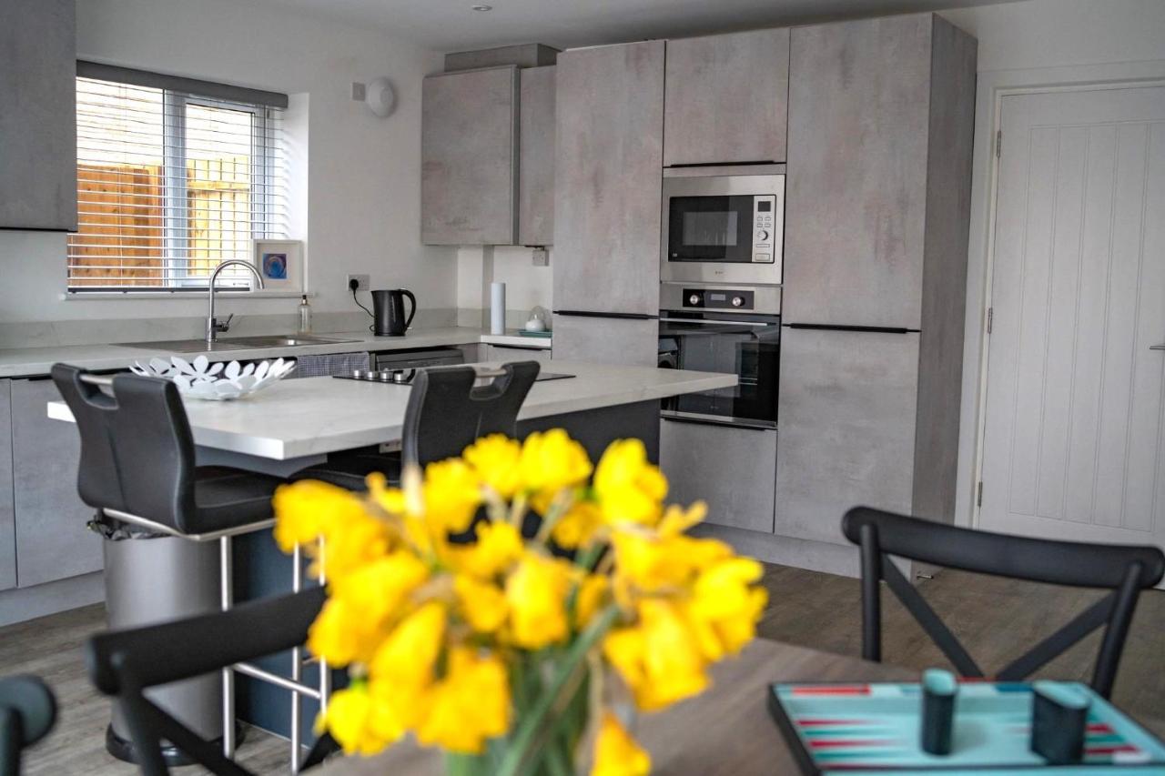 The Red House Modern Stylish Home From Home Walking Distance To Cardiff Bay And City Centre With Parking Bagian luar foto